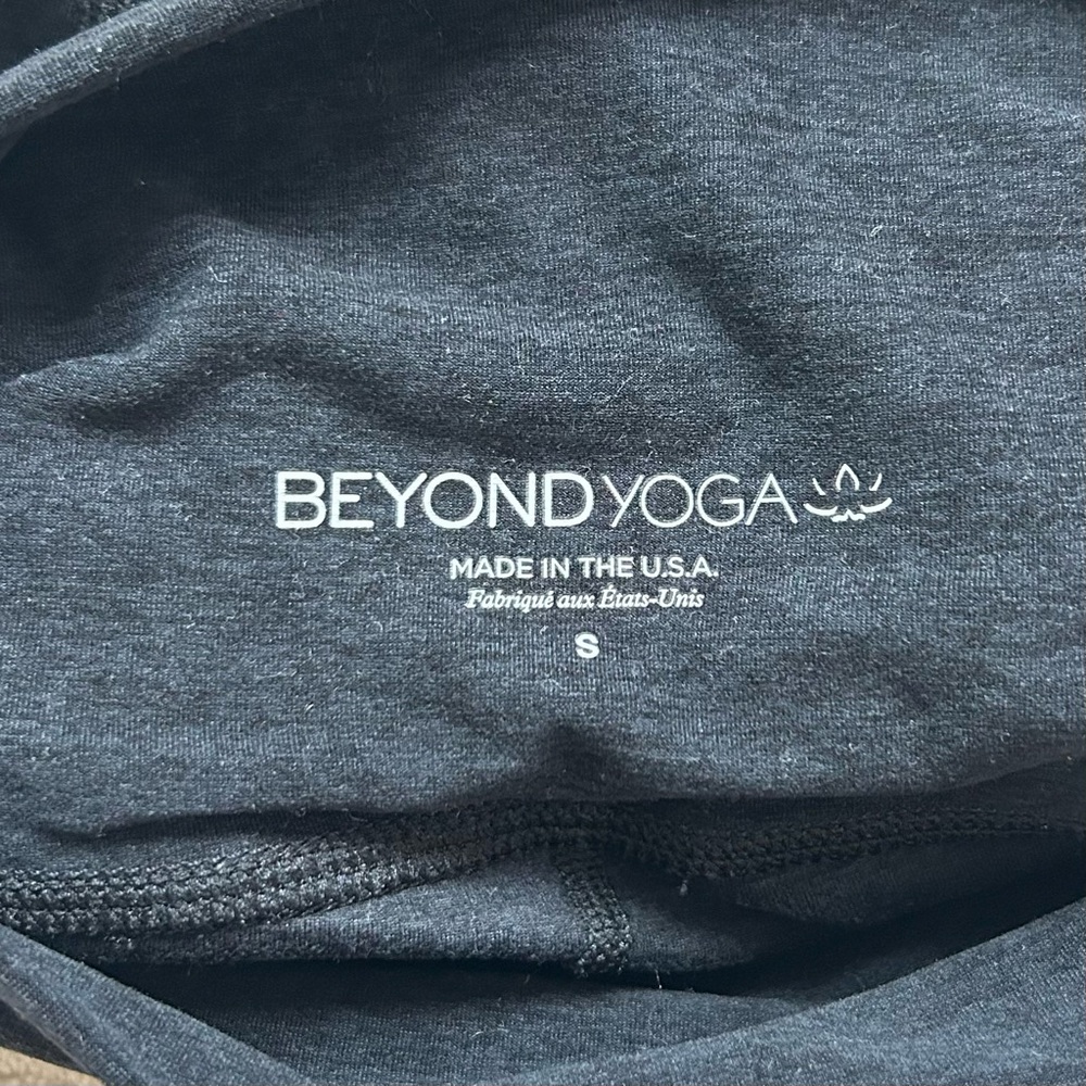 Beyond Yoga Black Bike Shorts with Pockets - Picture 3 of 4